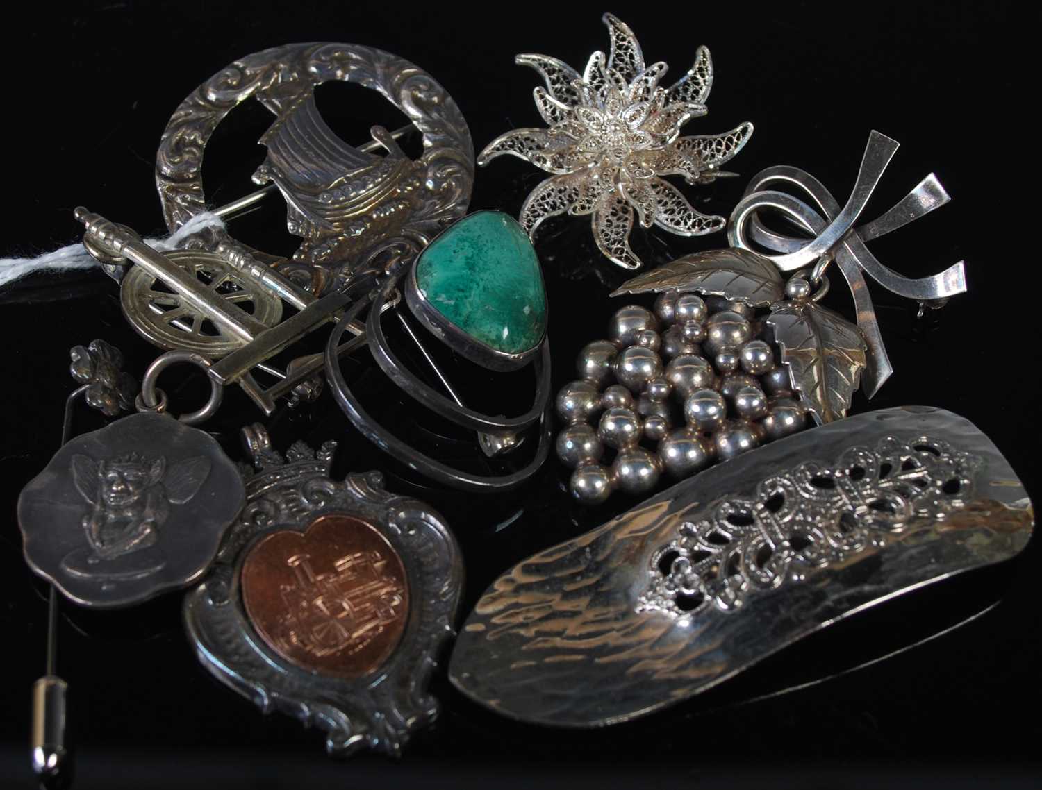 A collection of assorted vintage white metal jewellery to include a Danish sterling silver brooch