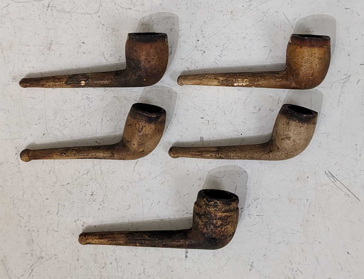 A collection of five assorted vintage clay pipes. - Image 2 of 2