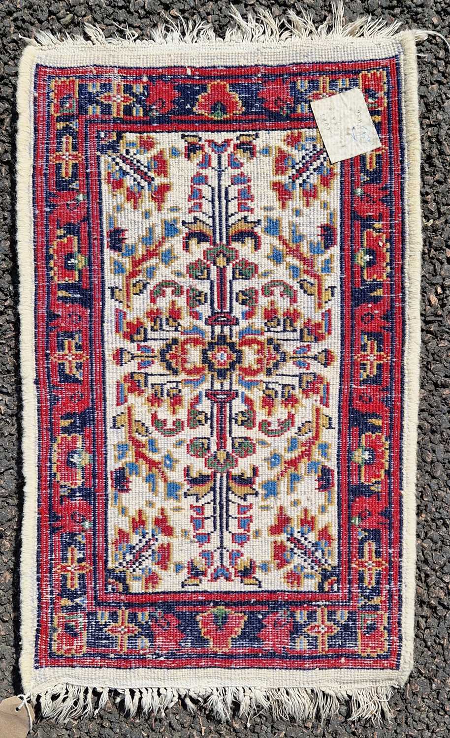 A small Persian mat, the ivory ground decorated with stylised flower motifs in a madder and blue - Bild 2 aus 2