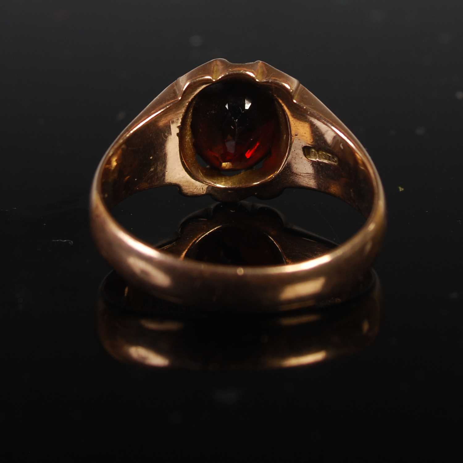A vintage 9ct gold and garnet single stone ring, the stone loose, gross weight 5.7 grams. - Image 2 of 3