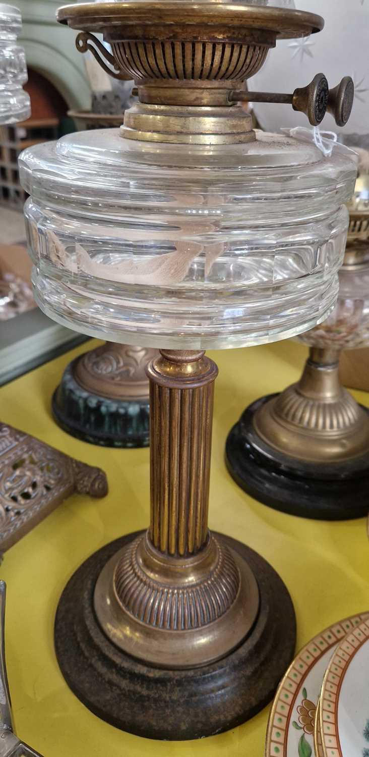 Two late 19th / early 20th century brass and glass paraffin lamps. - Bild 3 aus 3