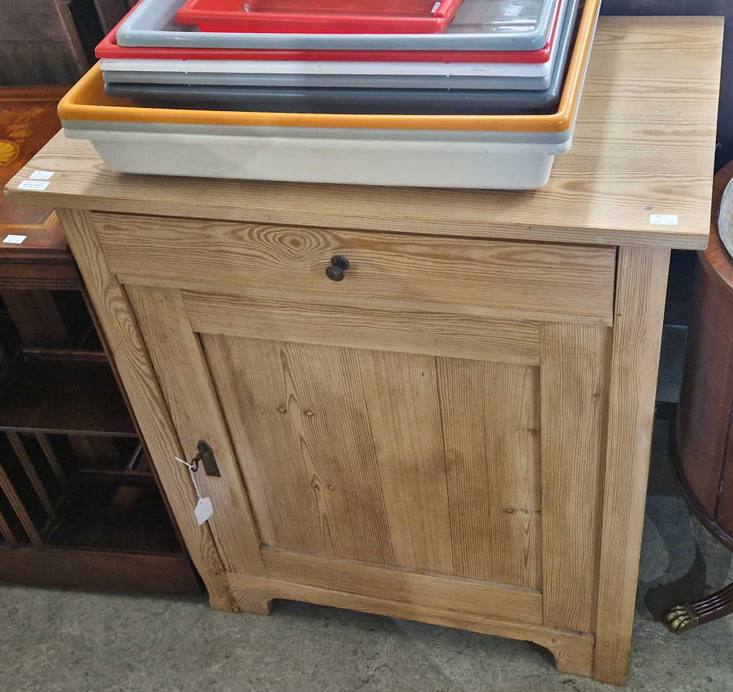 A pine side cabinet fitted with single drawer and cupboard door below, 81cm wide x 91cm high.