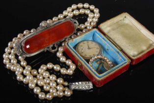 A collection of jewellery to include a white metal mounted agate brooch, a yellow metal and paste