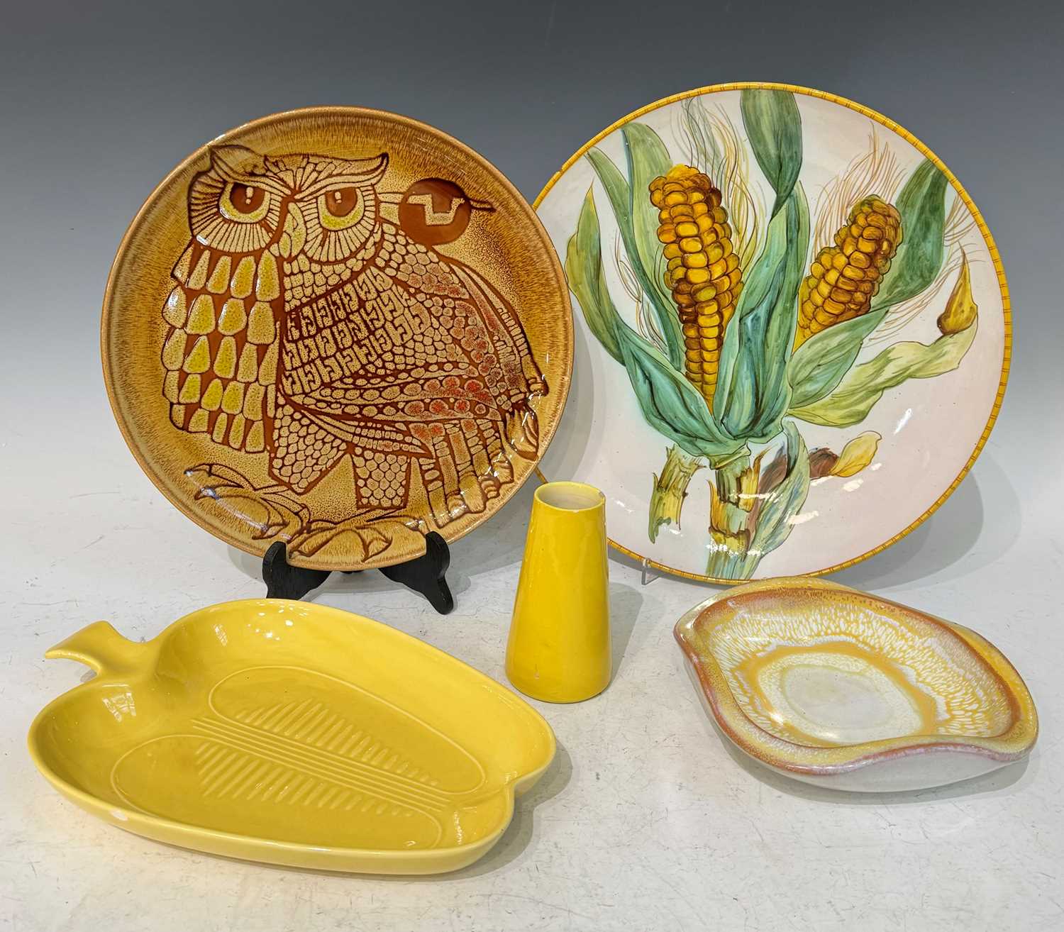 A collection of mixed ceramics to include to Cantagalli frilled rim side plates, the undersides with