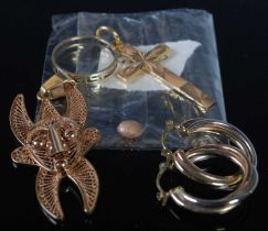 A collection of gold and yellow metal jewellery to include a yellow metal ring stamped 585, 1