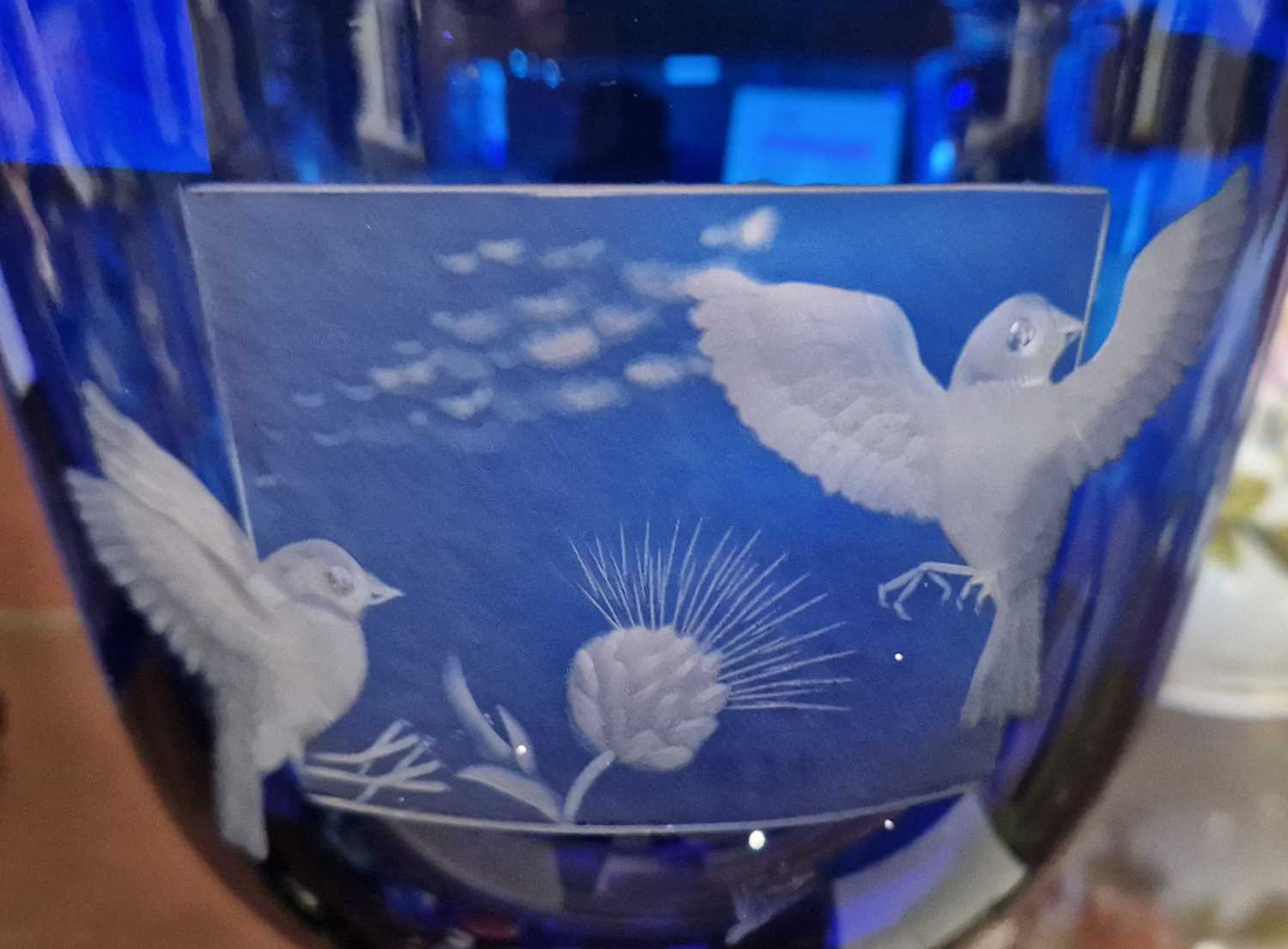 A 20th century Bristol blue glass overlaid bowl with wheel-cut decoration to reveal birds in flight, - Bild 2 aus 2