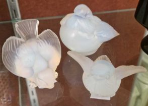 Three assorted Sabino opalescent glass models of birds, the largest 5.5cm high.