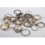 Fifteen assorted silver and white metal rings.