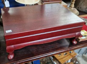 A Viners Traditional Bead canteen of cutlery in mahogany display case.