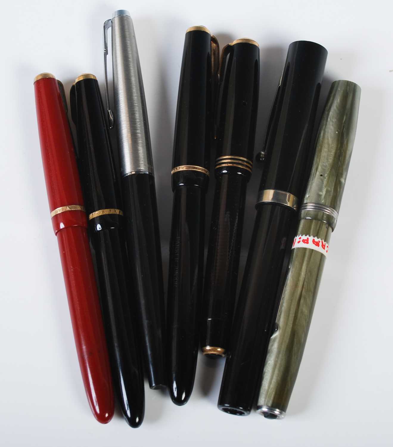 A collection of vintage fountain pens to include a Parker Slimfold with 14k nib together with four