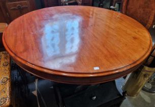 A Victorian mahogany snap-top pedestal supper table, 120cm diameter x 70cm high.