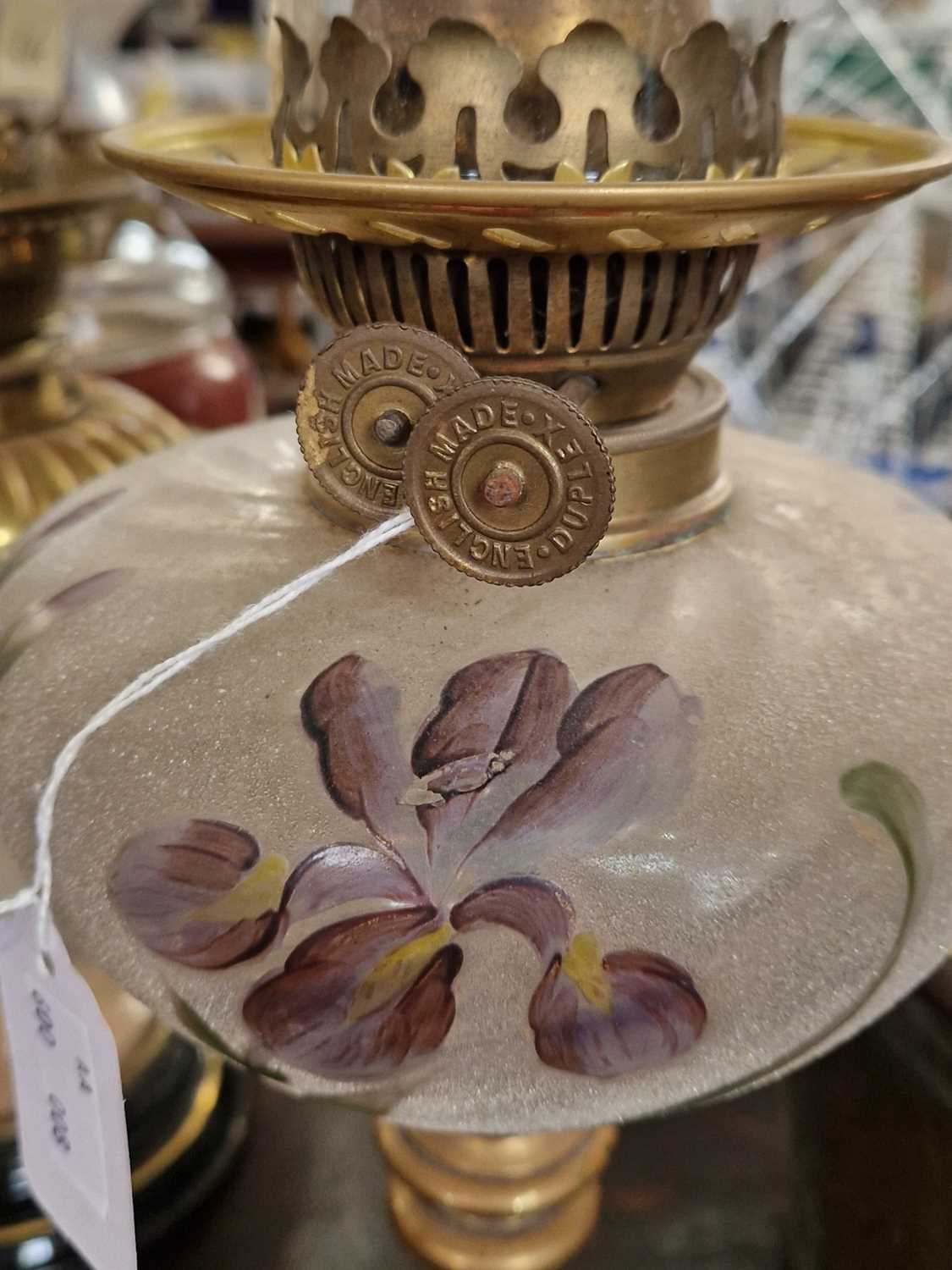 A late 19th / early 20th century brass and glass paraffin lamp, the font with hand-painted floral - Image 3 of 3