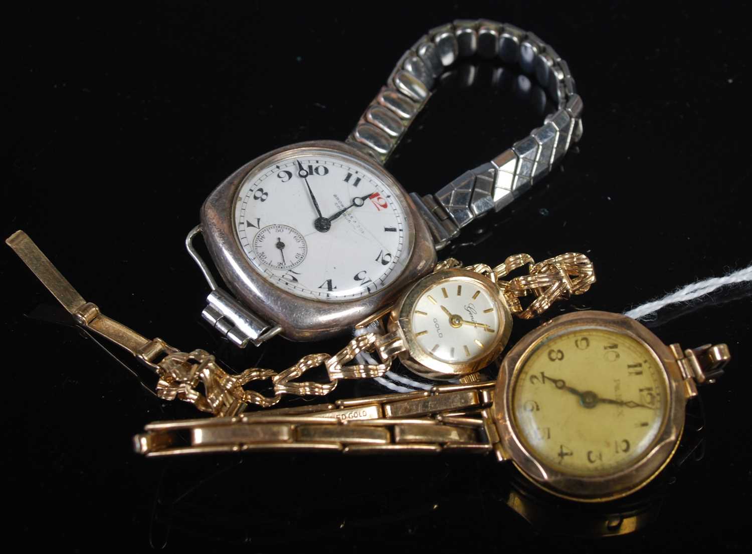 A vintage ladies 9ct gold wristwatch, the oval dial with baton numerals, gross weight 8.4 grams,