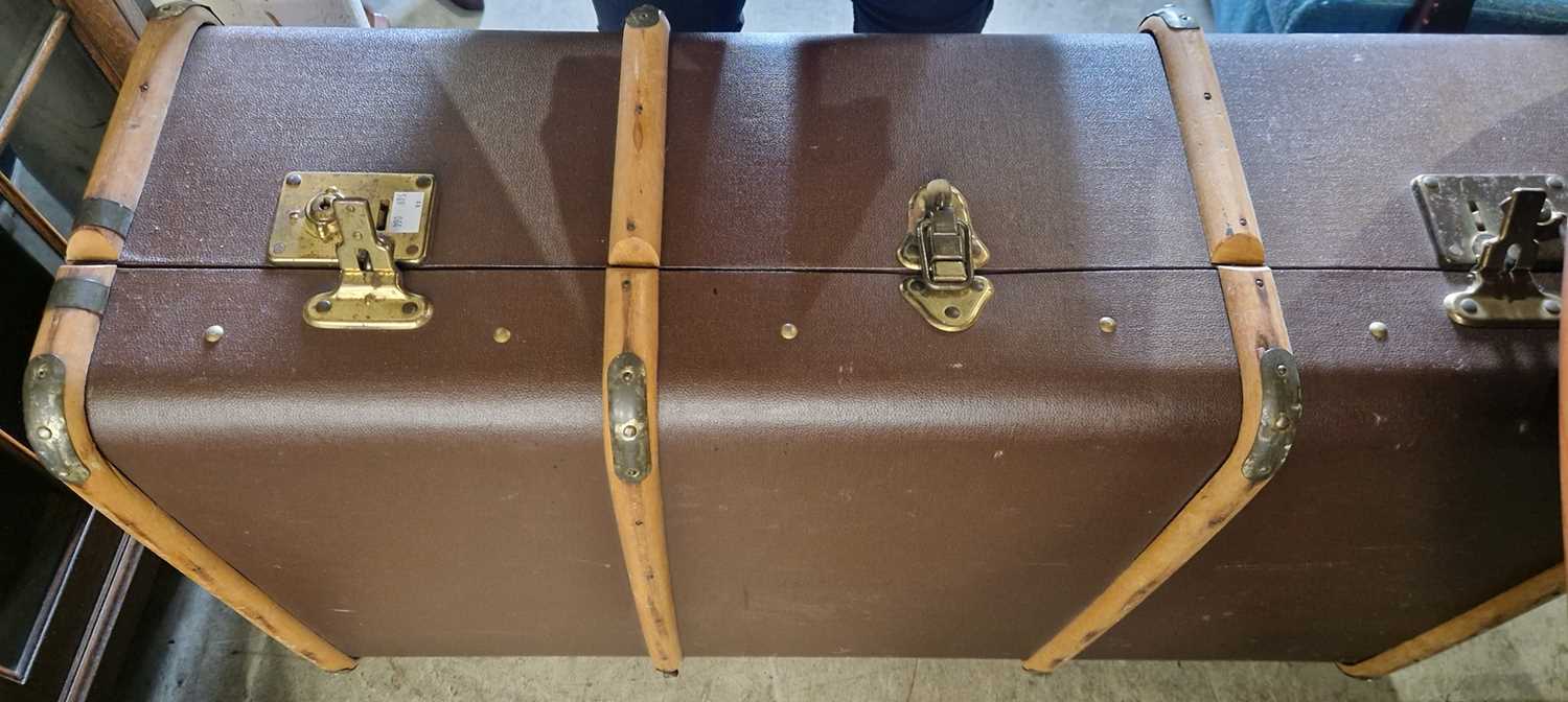 A vintage brown coloured cabin trunk with wood and brass bound detail. - Image 2 of 2