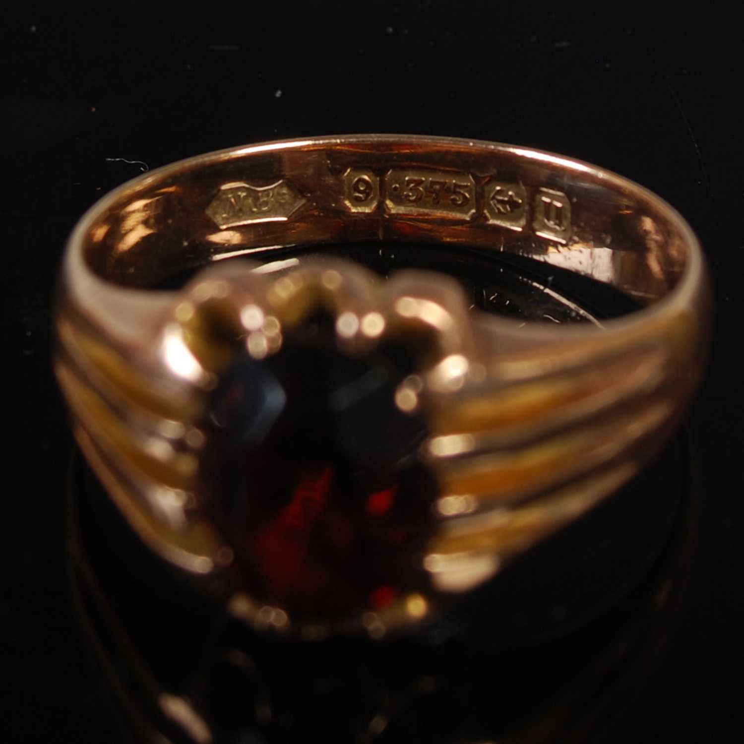 A vintage 9ct gold and garnet single stone ring, the stone loose, gross weight 5.7 grams. - Image 3 of 3