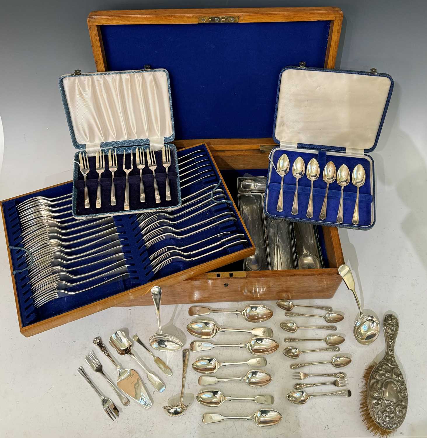 A collection of EPNS to include an oak part canteen of cutlery, a cased set of six dessert forks