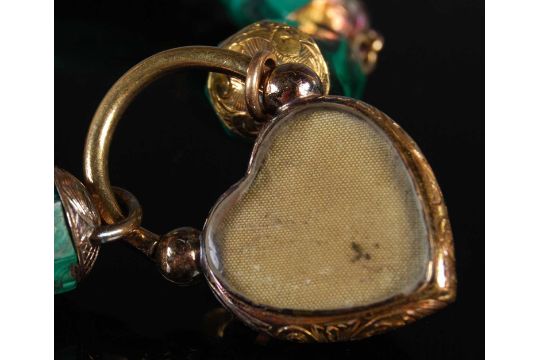 A yellow metal mounted malachite bracelet with heart-shaped lock. - Image 3 of 3