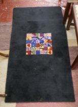 Black abstract rug - Approx size: 138cm x 71cm
