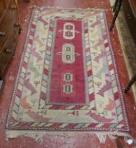 Red patterned rug - Approx size: 200cm x 118cm