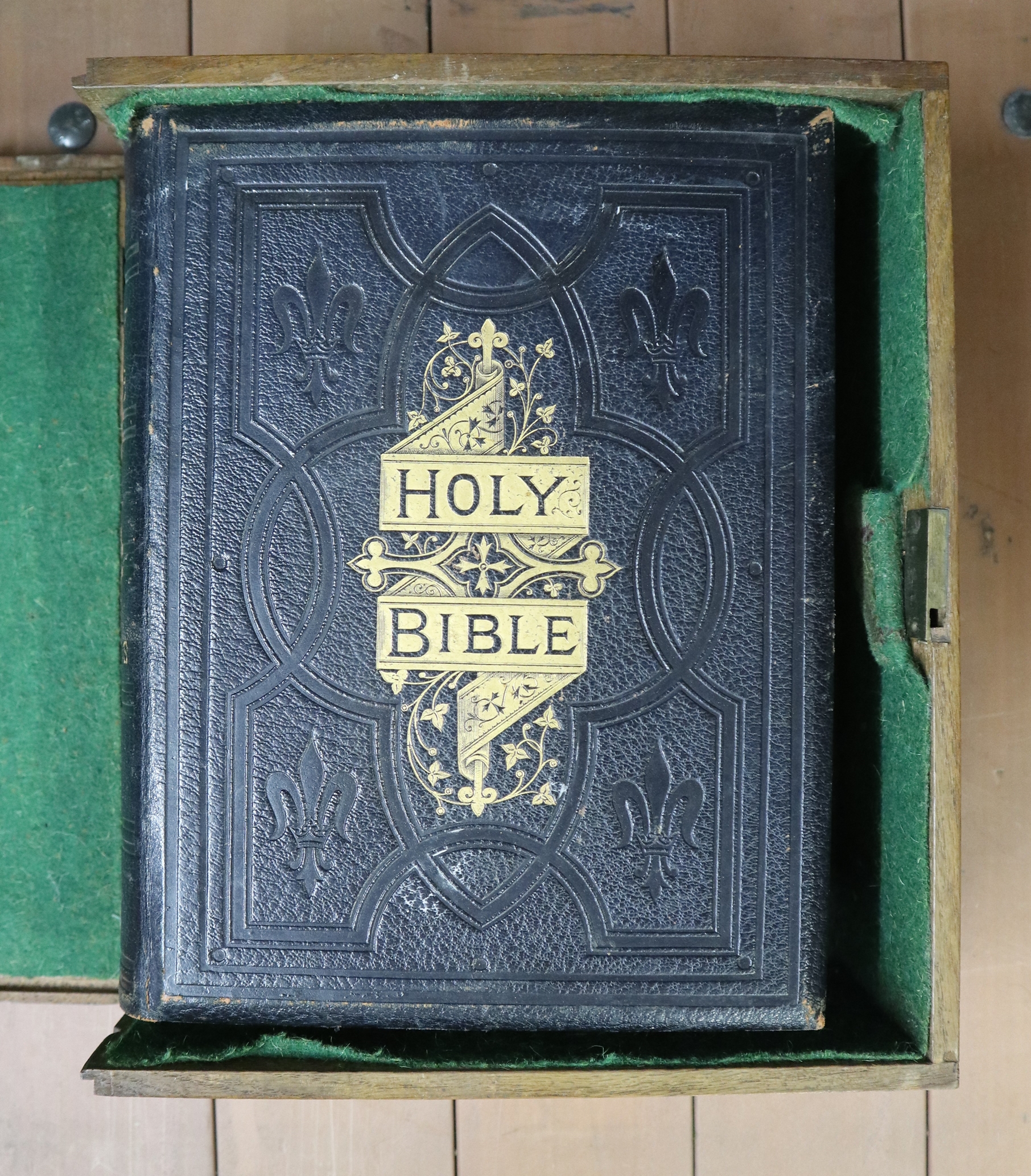 Bible in wooden box dated 1877 - Image 2 of 3