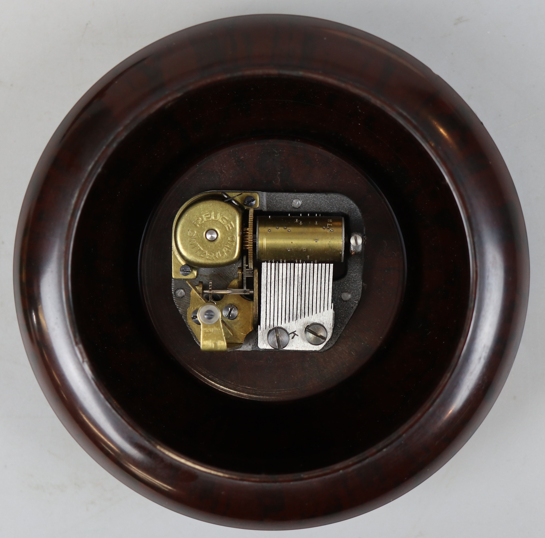 1930s/40s Art Deco bakelite musical powder bowl in working condition. Mechanism plays the tune Da - Image 3 of 3