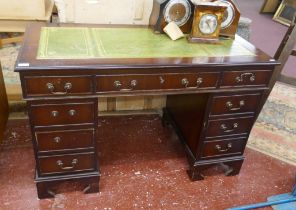 Leather topped pedestal desk - Approx size W: 122cm D: 60cm H: 77cm