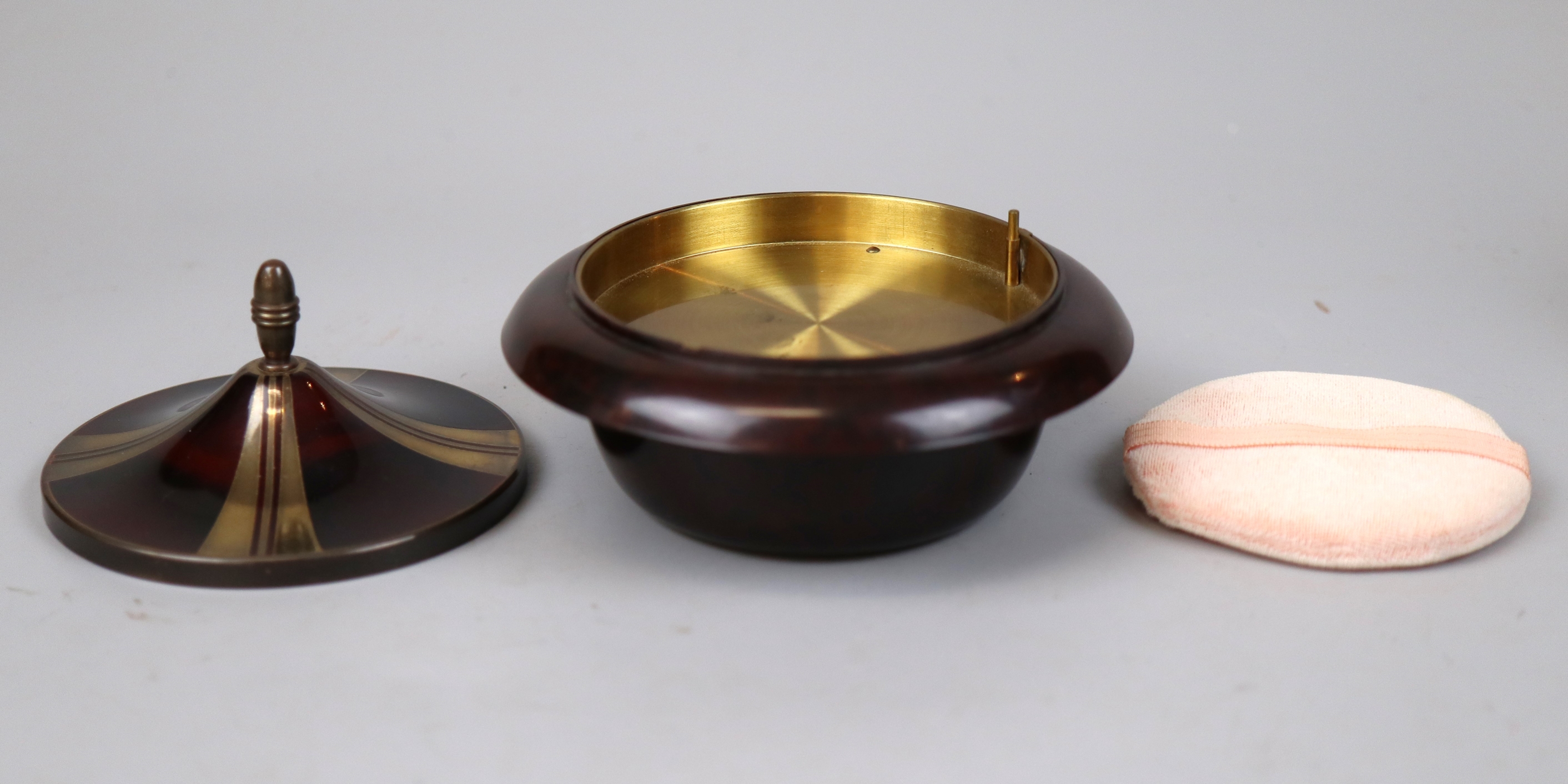 1930s/40s Art Deco bakelite musical powder bowl in working condition. Mechanism plays the tune Da - Image 2 of 3