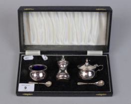 Cased hallmarked silver cruet set - Approx weight without liners 102g