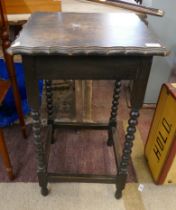 Oak occasional table with bobbin turned legs - Approx size: W: 45cm D: 45cm H: 73cm