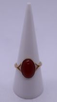 9ct gold cornelian set ring - Size P