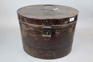 Tin hatbox with original lock and key