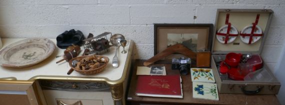 Collectibles to include cameras, binoculars, bric-a-brac etc