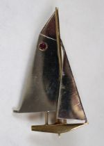 9ct gold brooch in the form of a ship set with ruby - Approx 4.4g