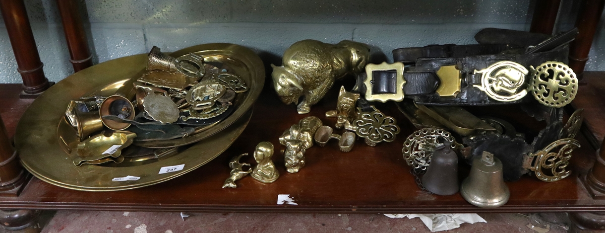 Collection of brass and copper to include horse brasses