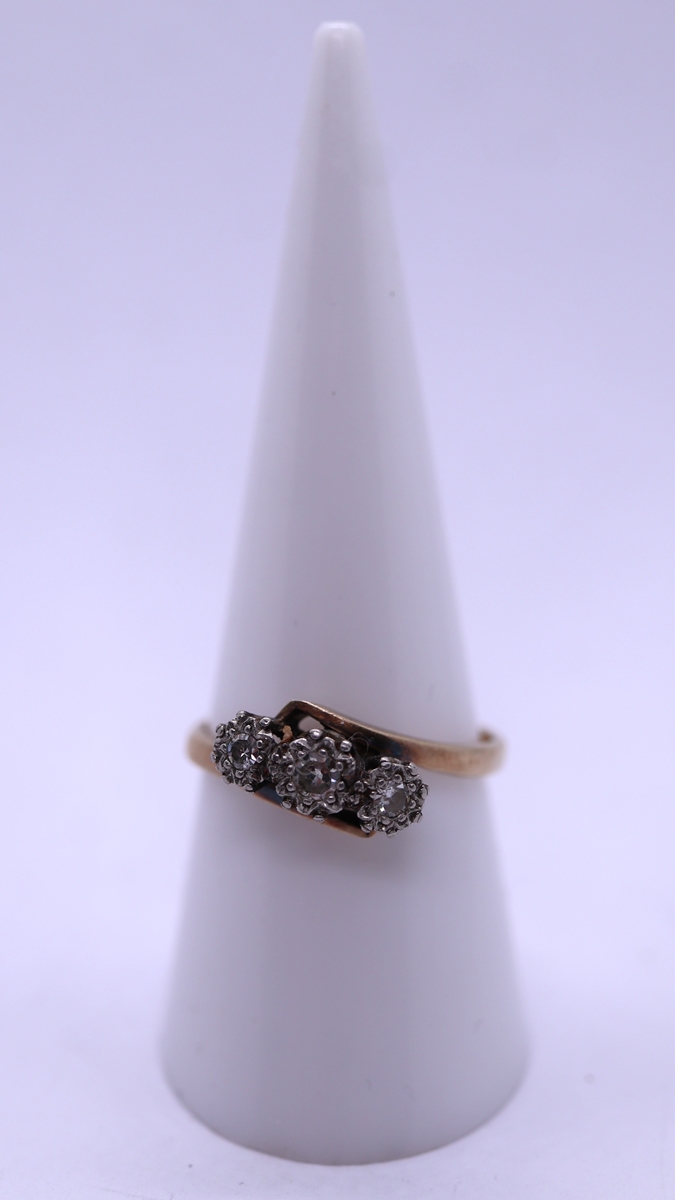 9ct gold and platinum set 3 stone diamond ring - Size P