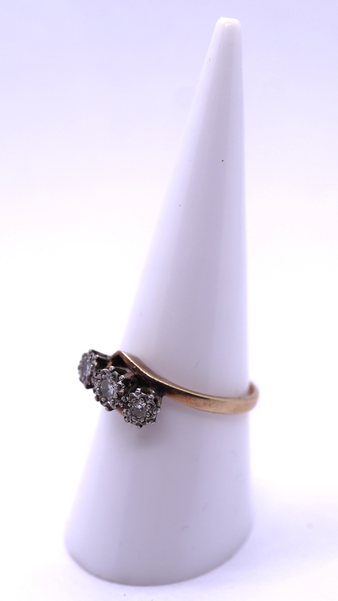 9ct gold and platinum set 3 stone diamond ring - Size P - Image 2 of 3