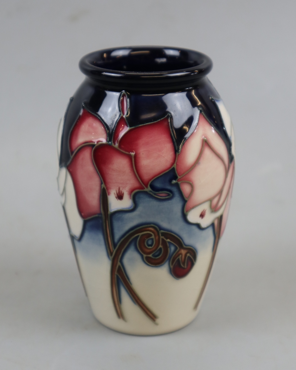 Small Moorcroft vase - Approx height: 11cm