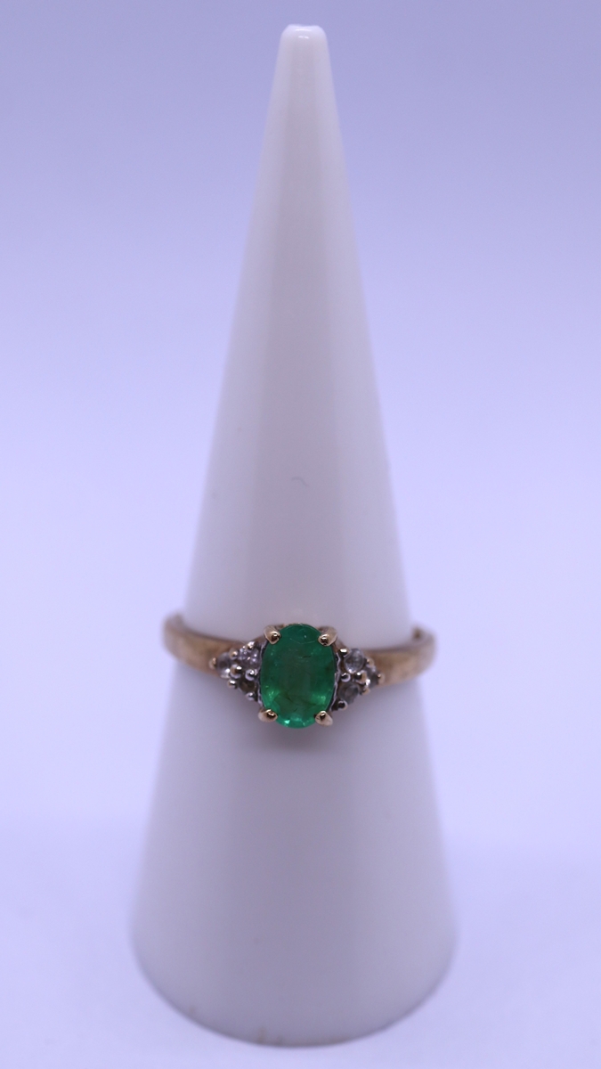 9ct gold emerald & diamond set ring - Size M