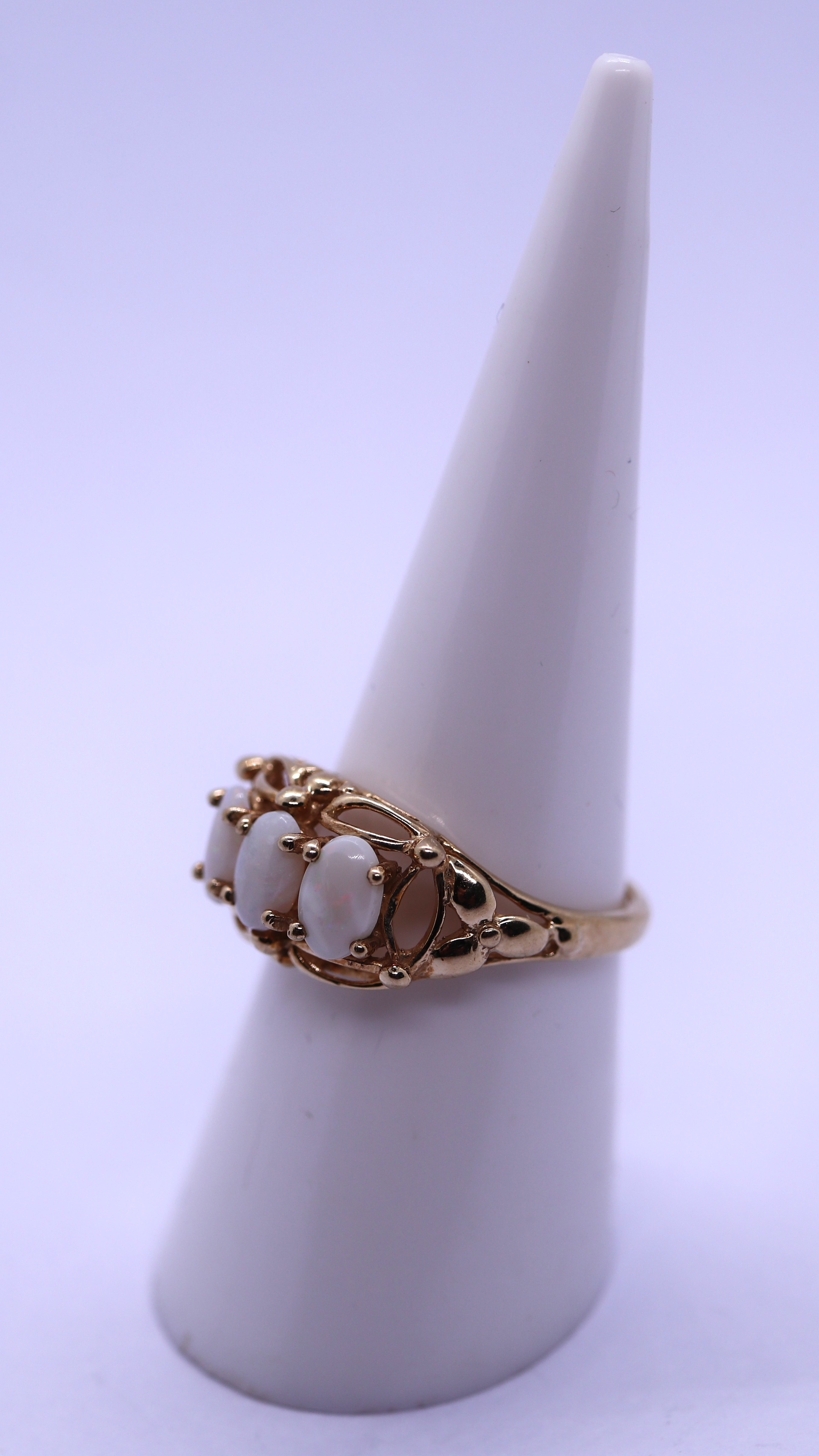 9ct gold 3 stone opal ring - Size M - Image 2 of 3