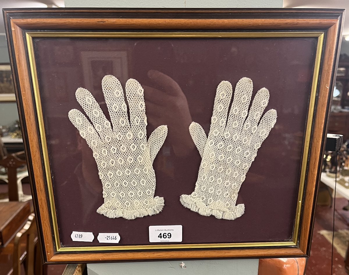 Framed lace gloves