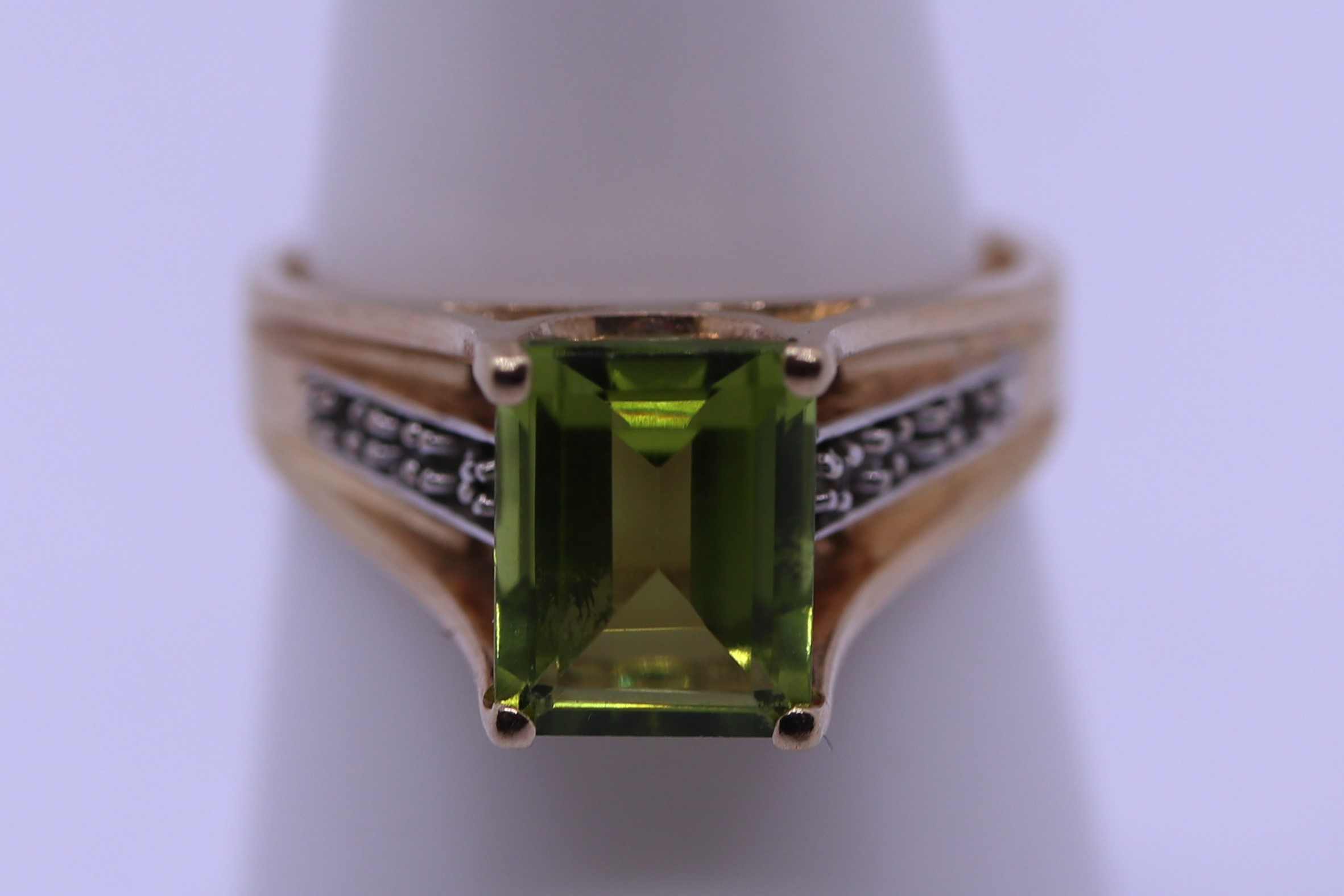 9ct gold peridot & diamond ring - Size O - Image 3 of 3