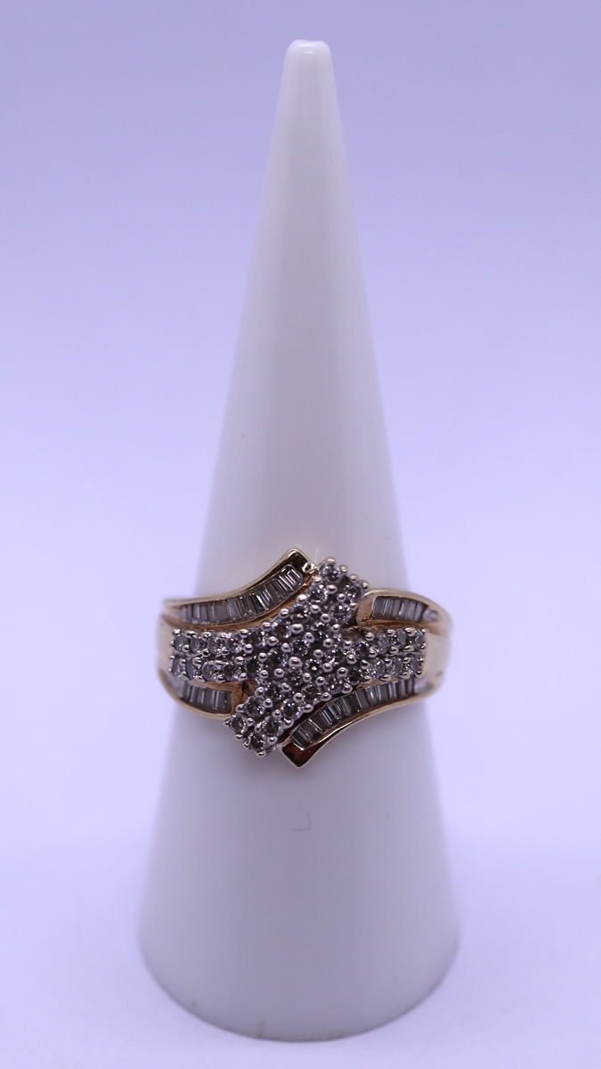 9ct gold ring set with baguette & brilliant cut diamonds - Size N