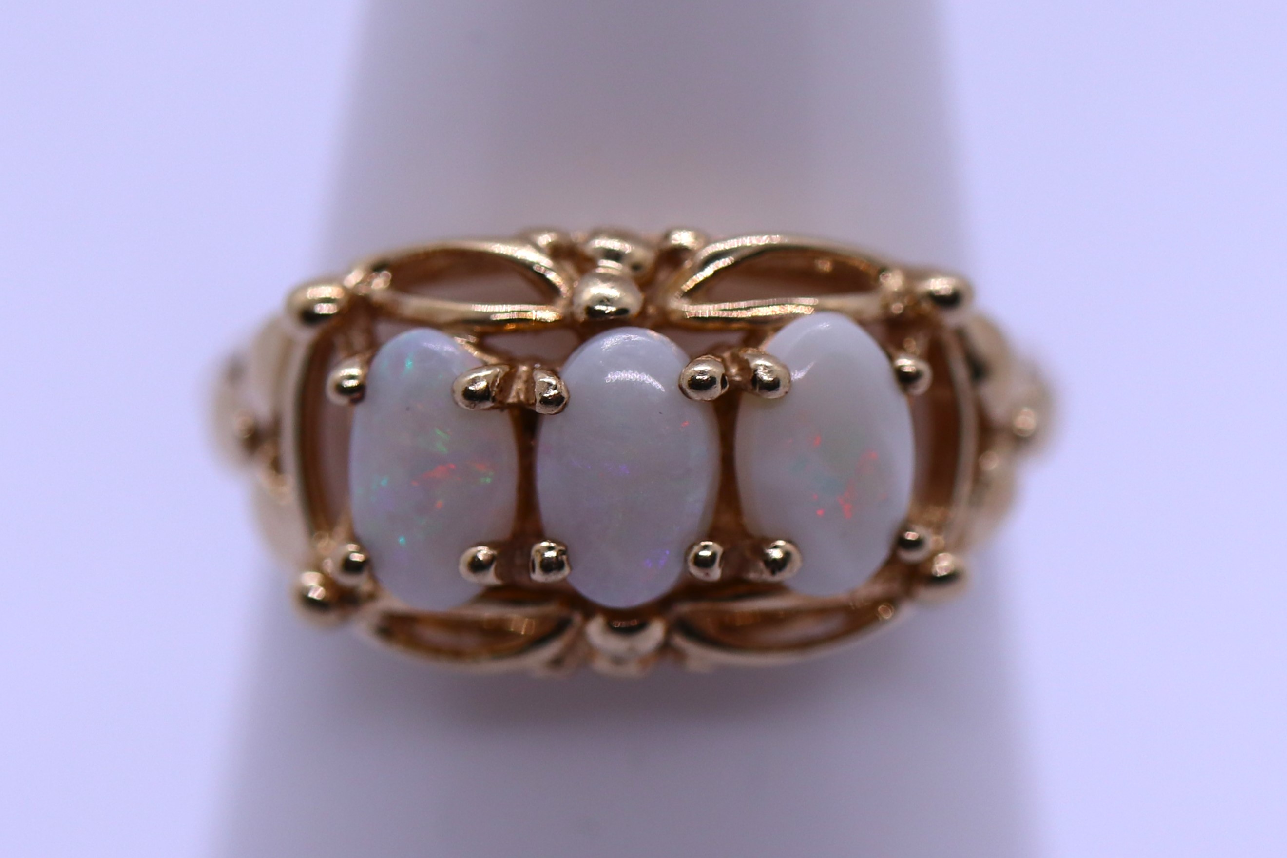 9ct gold 3 stone opal ring - Size M - Image 3 of 3