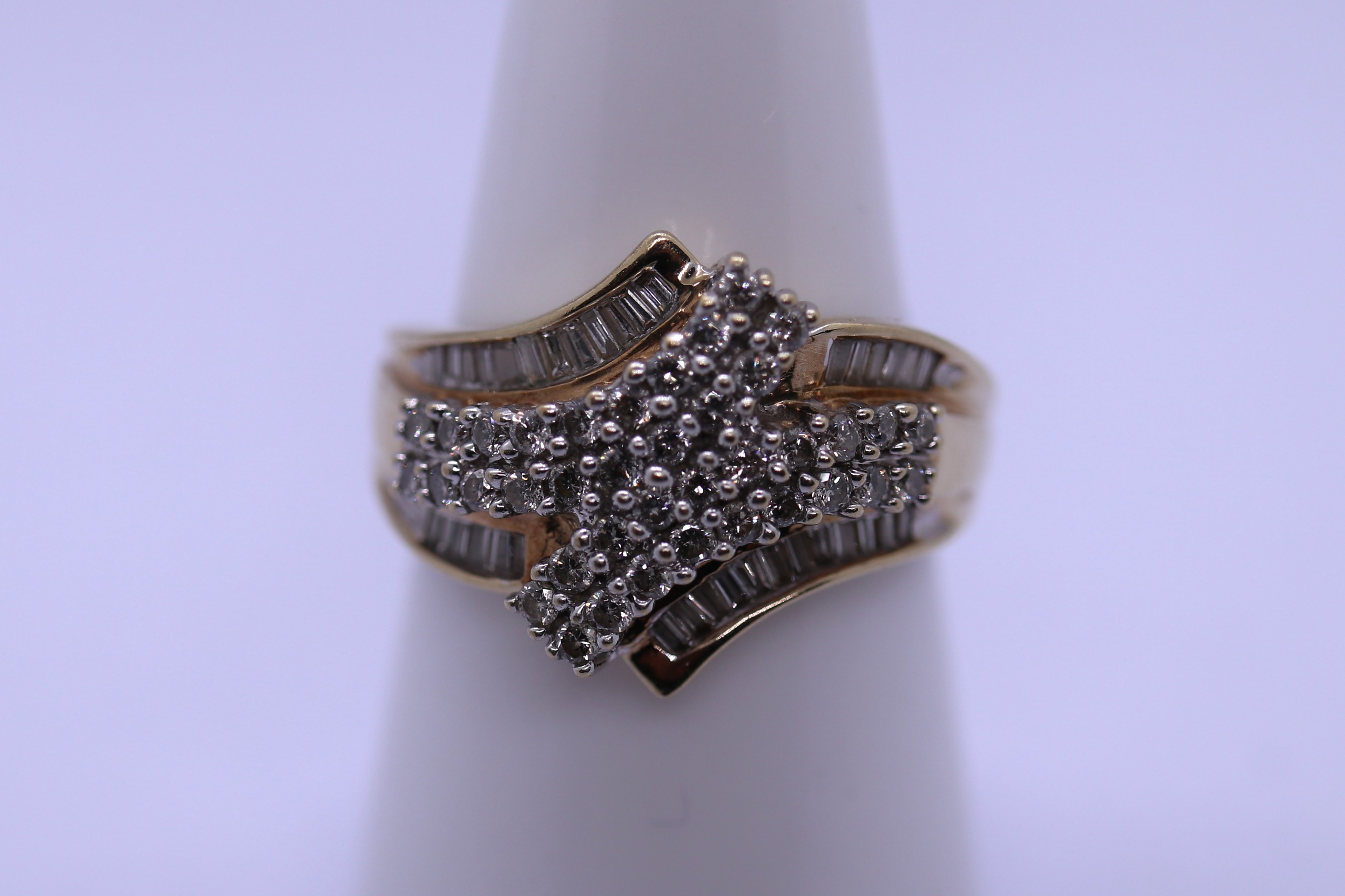 9ct gold ring set with baguette & brilliant cut diamonds - Size N - Image 3 of 3