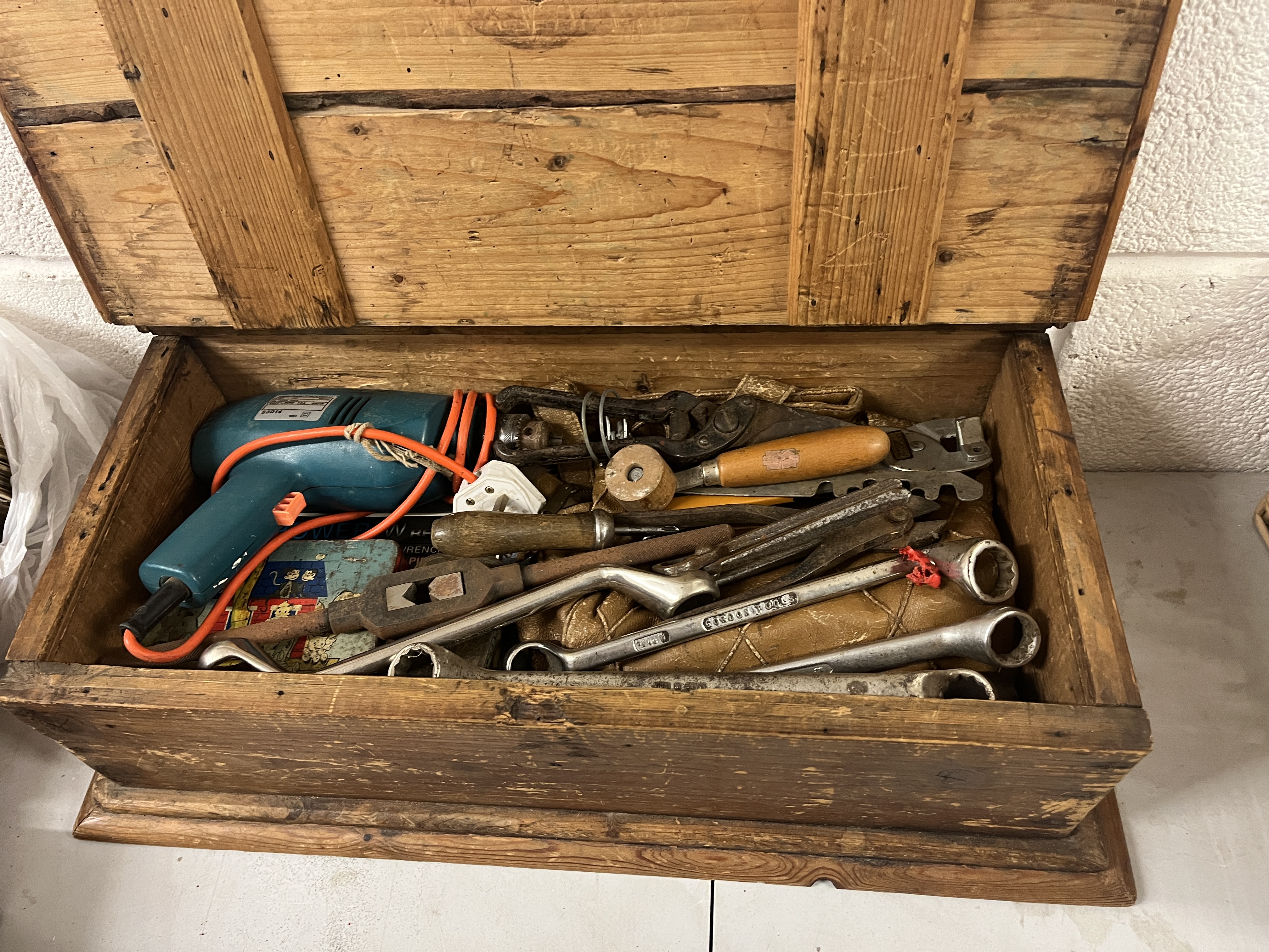 Wooden toolbox and contents - Bild 2 aus 2