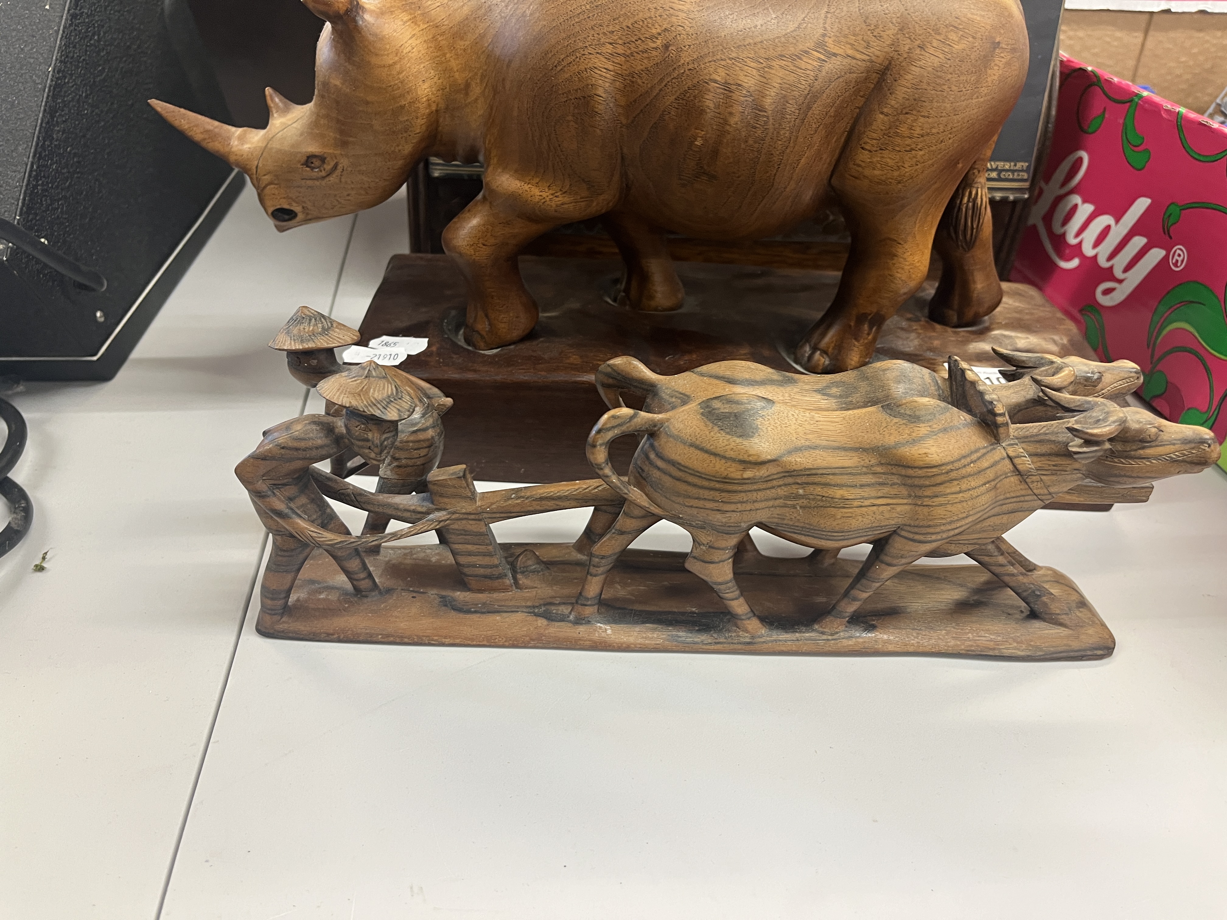 Carved wooden animals to include large rhino - Image 2 of 3