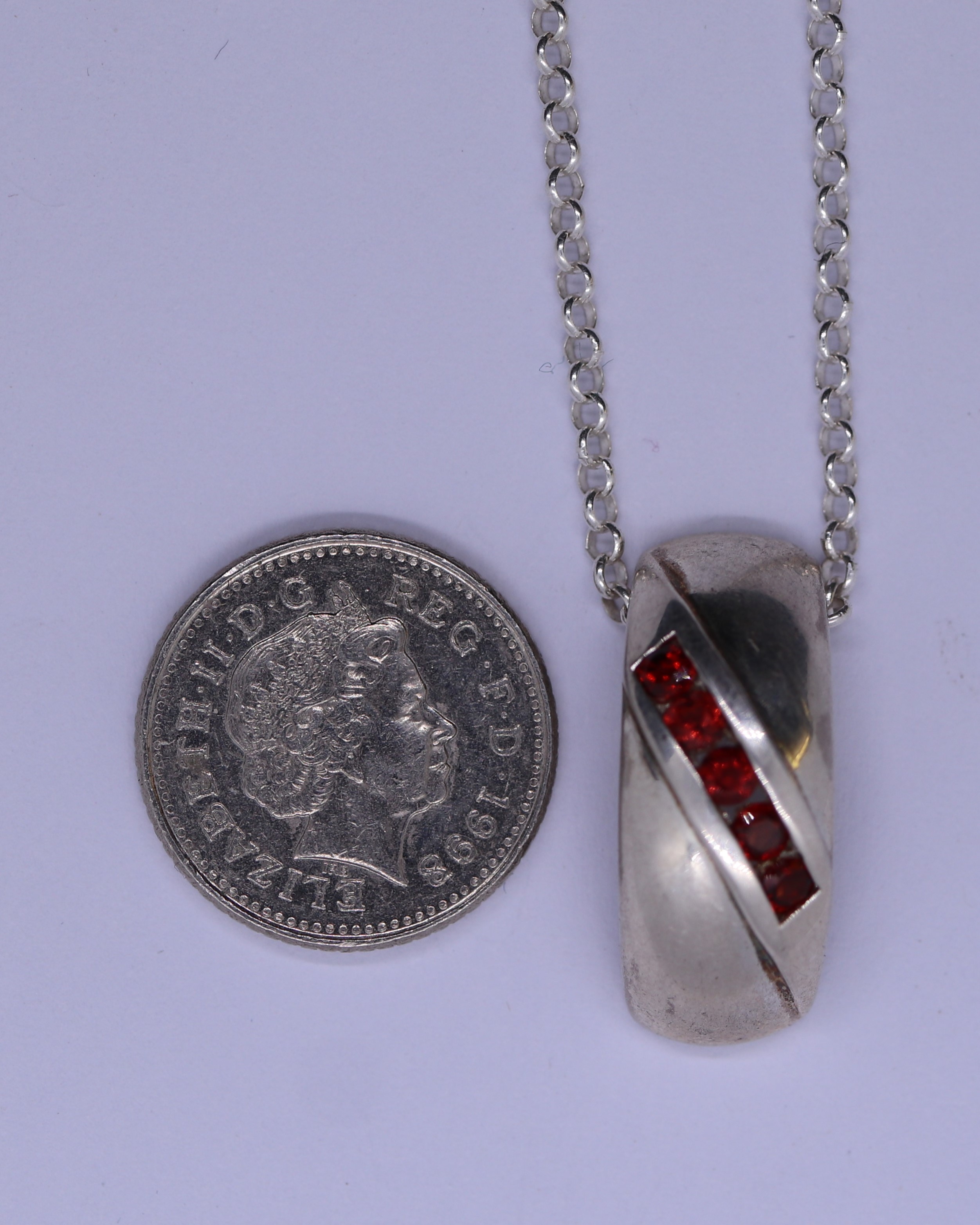 Silver garnet set pendent on chain - Image 2 of 2