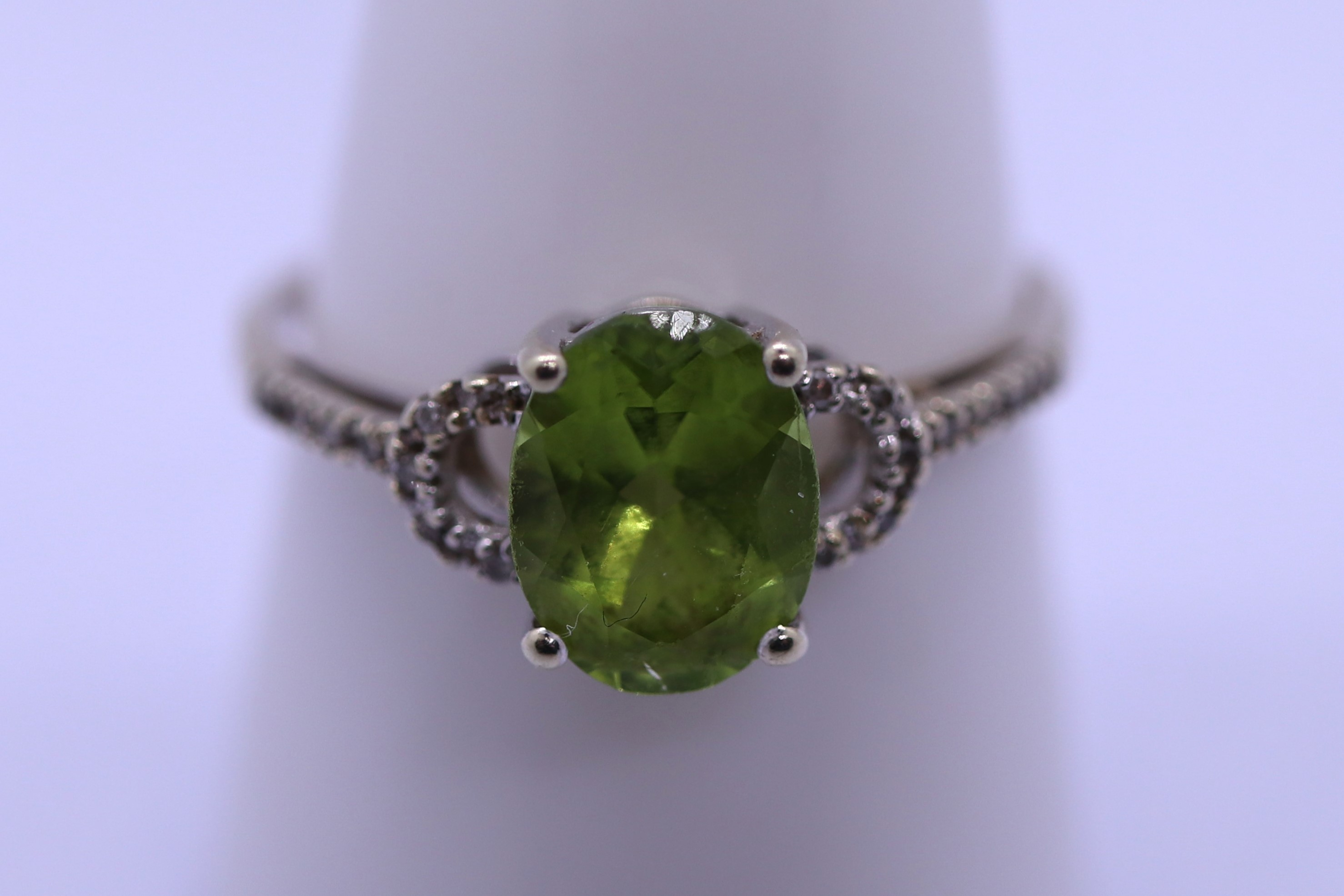 9ct gold peridot & diamond set ring - Size R - Image 3 of 3