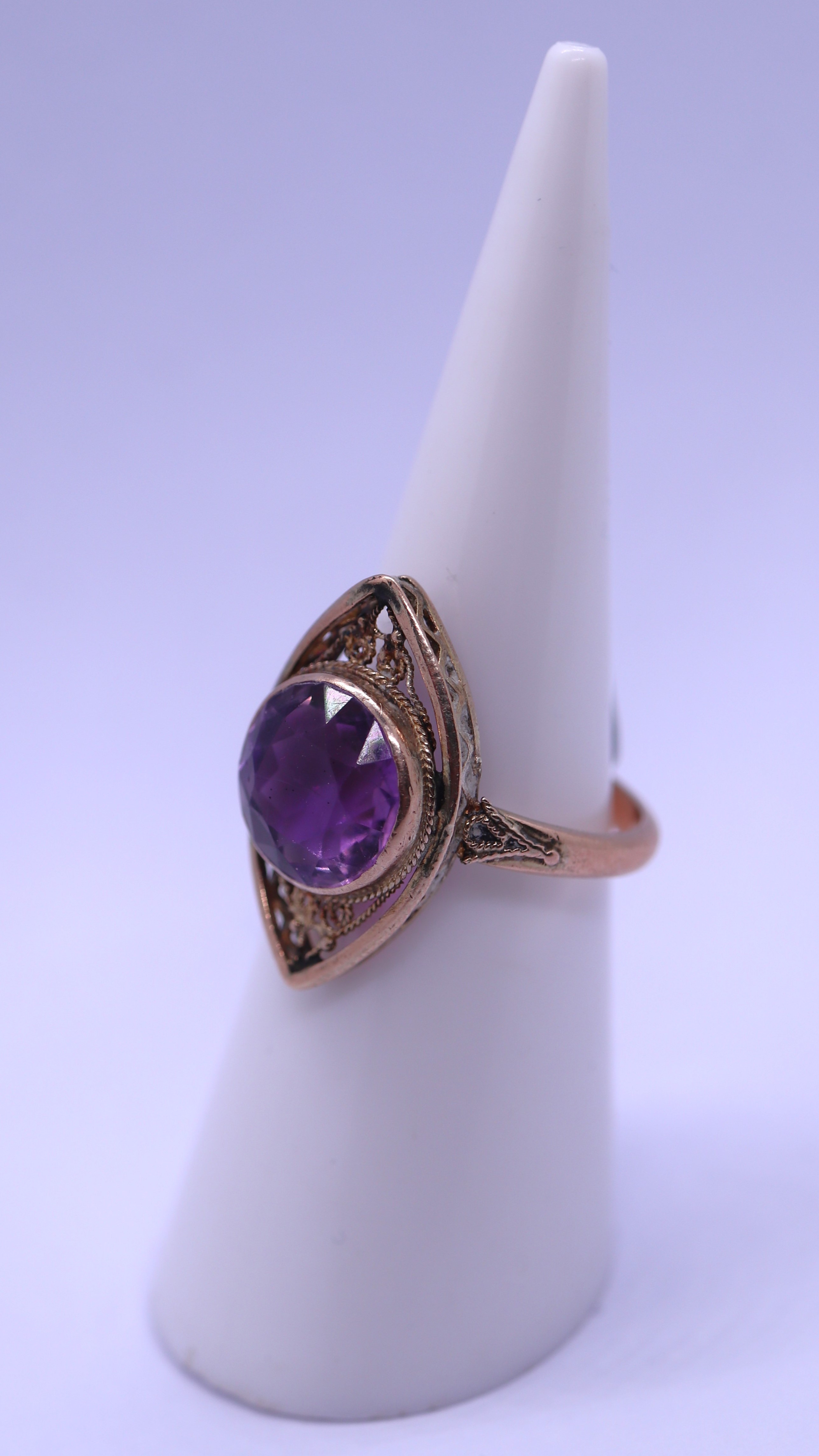 9ct gold amethyst set ring - Size M - Image 2 of 3