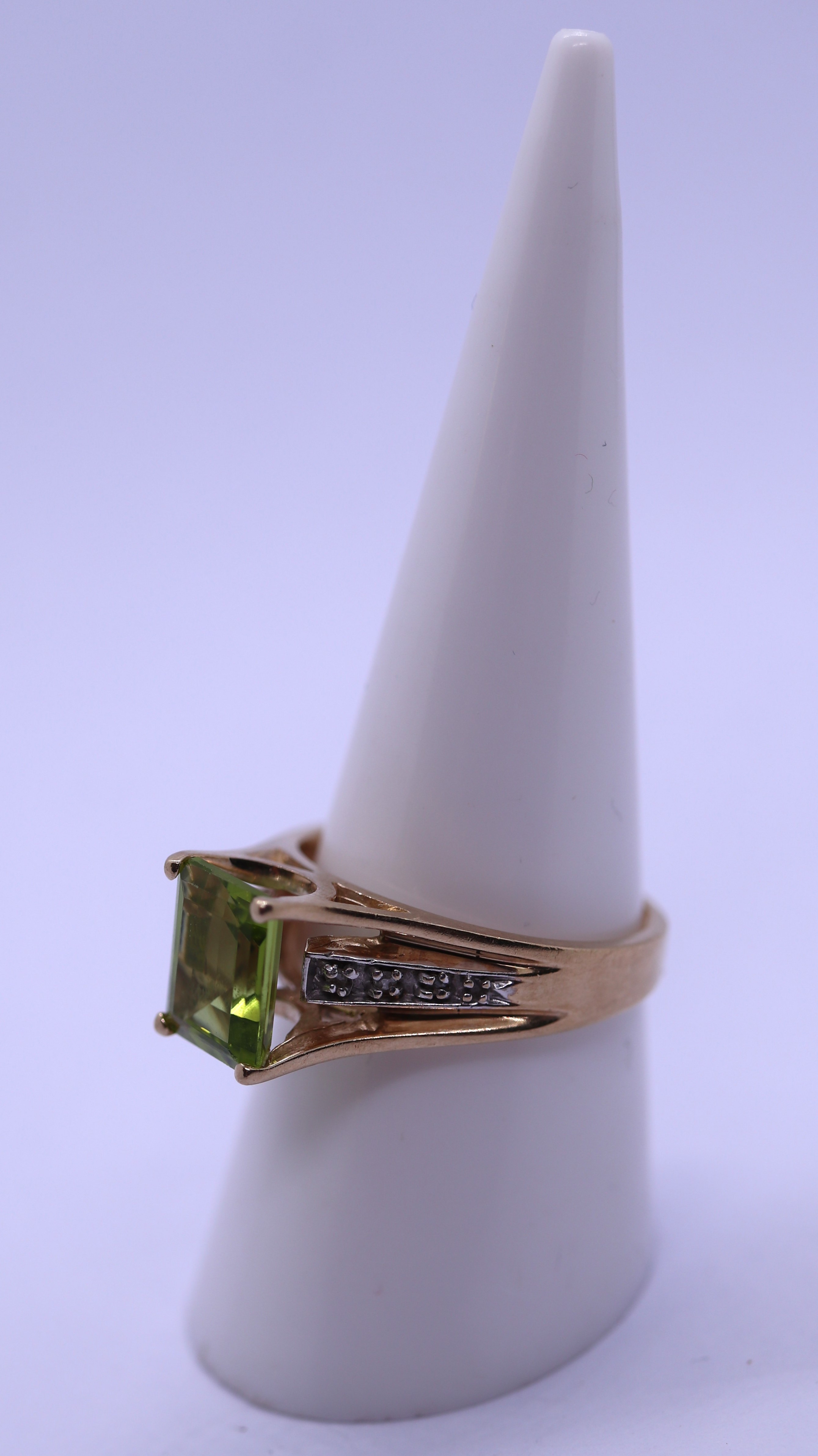 9ct gold peridot & diamond ring - Size O - Image 2 of 3